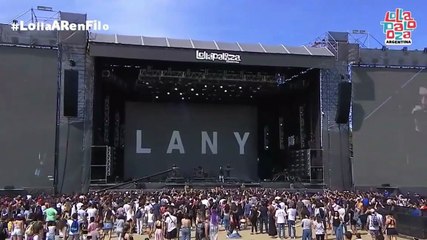 LANY chante "Thick and Thin" en live