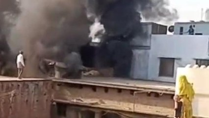 सिद्धार्थनगर: खाना बनाते समय लगी भीषण आग, आसमान को छूती लपटों से सब जलकर हुआ राख