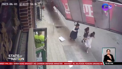 Billboard, tinangay ng hangin at tumama sa tatlong babae | SONA