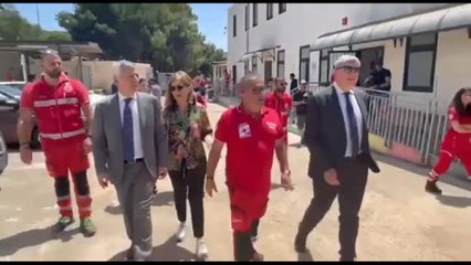 Lampedusa, l'hotspot passa alla Cri: "Sapevamo che era lavoro gravoso"
