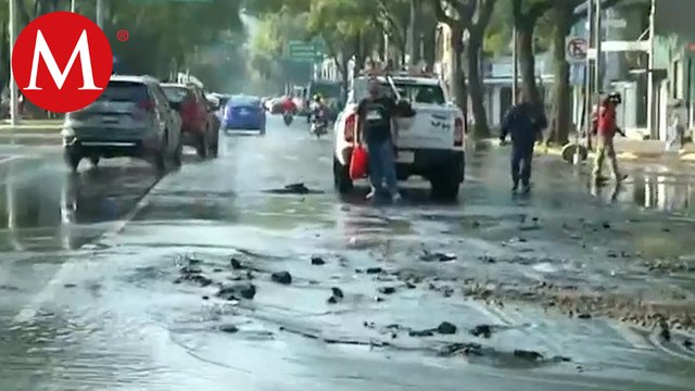 Fuga de agua inunda avenida Marina Nacional; bomberos ya trabajan en la zona