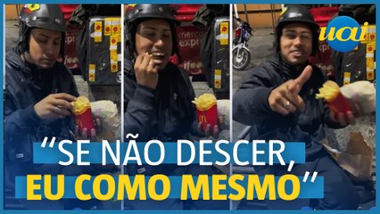 Motoboy come pedidos de clientes e viraliza