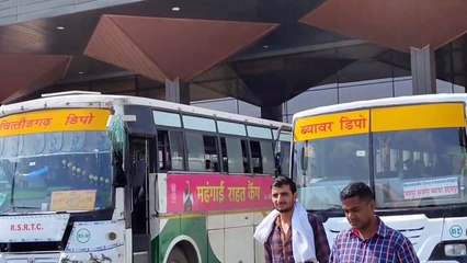 सिंधी कैंप टर्मिनल पर बस की टिकट के लिए लगानी पड़ रही यात्रियों को दौड़, देखे वीडियो