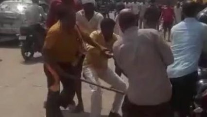 बाराबंकी: वायरल वीडियो में देखें भाजपा कार्यकर्ता को दबंगों ने सड़क पर दौड़ा-दौड़ा कर पीटा