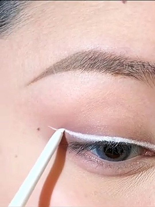 Eye makeup