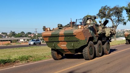 Blindados do Exército em treinamento chamam atenção em Cascavel