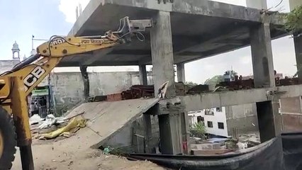 बोट क्लब से हटाया रेस्टोरेंट का नया हिस्सा, मोतिया तालाब किनारे भी तोड़ा निर्माण