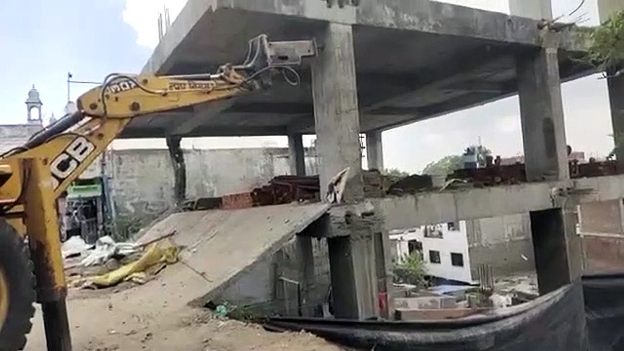 बोट क्लब से हटाया रेस्टोरेंट का नया हिस्सा, मोतिया तालाब किनारे भी तोड़ा निर्माण