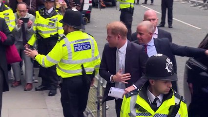 Harry acusa jornais de invasão ‘industrial’ de telefones