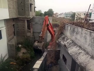 जेसीबी से तोड़ा गया नाले पर किया गया अतिक्रमण