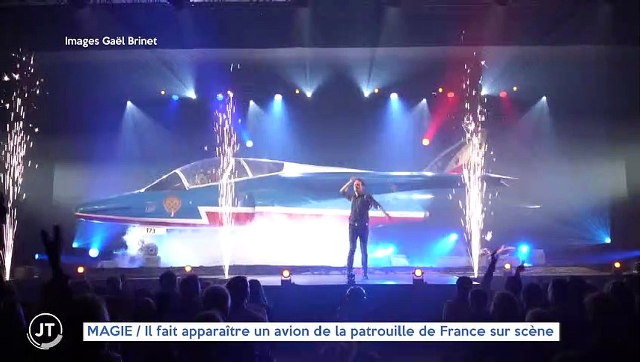 MAGIE / Il fait apparaître un avion de la patrouille de France sur scène
