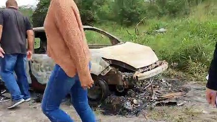 Corpo é encontrado carbonizado dentro de veículo em Feira de Santana