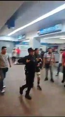 Vagoneros de la Línea 2 del Metro arman pelea; uno lanza navajazos