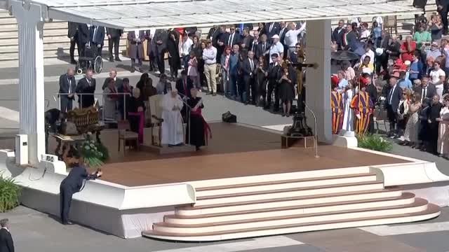 El Papa sale de quirófano tras una operación sin complicaciones de tres horas por una hernia en el estómago