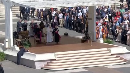 El Papa sale de quirófano tras una operación "sin complicaciones" de tres horas por una hernia en el estómago