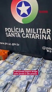 Traficantes jogam droga pela janela e são presos