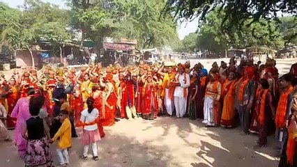 कलश यात्रा में महिलाओं ने किया ऐसा नृत्य ..... देखने वाले रह गए दंग ..... देखें वीडियो