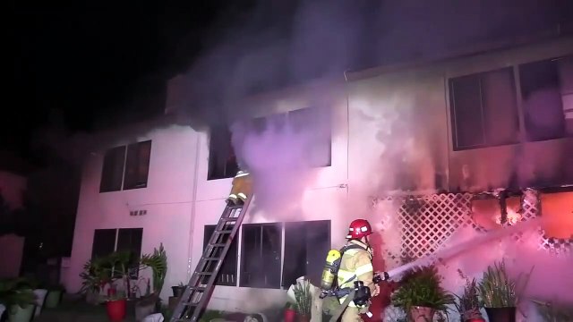 Cet idiot tente d'aider les pompiers à éteindre un incendie et fait n'importe quoi