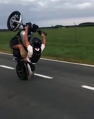 Ce motard maitrise son bolide comme un chef... enfin presque