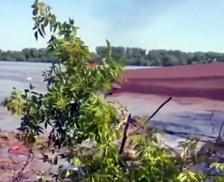 Quand la rivière Dnipro charrie des maison en Ukraine après la démolition du barrage