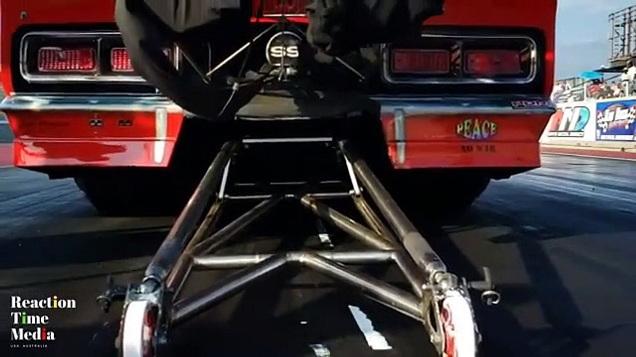 Le pneu d'un dragster filmé au ralenti... déformation incroyable