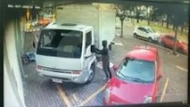 Ladrão abre porta de caminhão e furta carteira