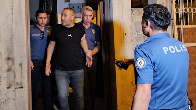 Sokakta etrafa küfürler savurup, havaya ateş açtılar; gözaltına alındılar