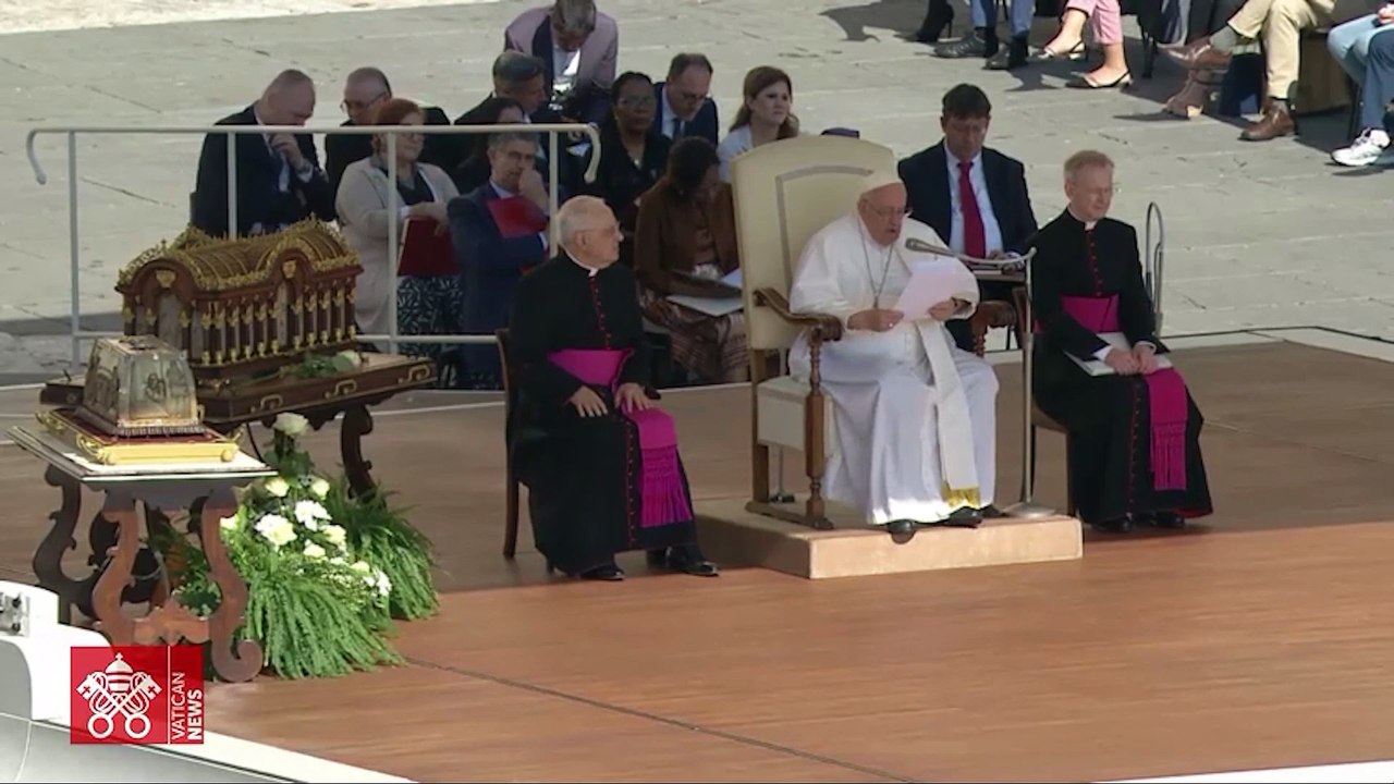 El Papa está "bien" y en estado "consciente" tras la operación de una hernia en el estómago