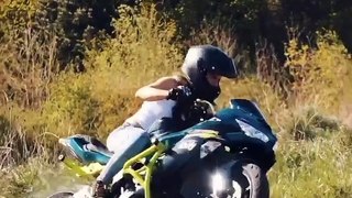 Garota em manobras de moto
