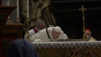 El papa "está bien, despierto, consciente" y bromeó tras su operación, según el cirujano
