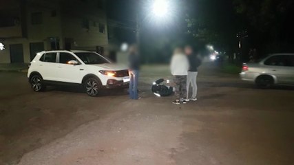Vítima de colisão entre carro e moto é socorrida no Centro