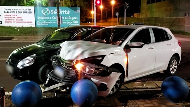 Ford Ka e Ônix se envolvem em colisão na Av. Barão do Rio Branco