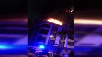 Le toit d'un immeuble de 4 étages a pris feu à Sultangazi