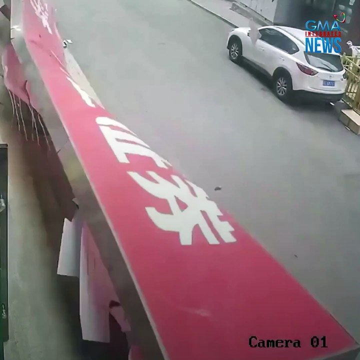 Mga billboard, bumagsak sa malakas na hangin! | GMA News Feed