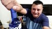 abriendo una botella de vodka SKYY para probarla por primera ocacion y tambien enviando saludos a todos los seguidores