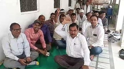 कुर्सियां खाली, बीएलओ का बहिष्कार