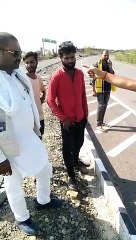 satna: हादसे का सबब बने स्टेट हाइवे के निजी डिवाइडर को ग्रामीणों ने तोड़ा, एमपीआरडीसी के खिलाफ आक्रोश