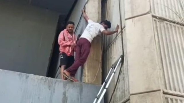 16 घंटे से पुल के पिलर में फंसे बच्चे का रेस्क्यू जारी, देखिए लाइव रेस्क्यू की तस्वीरें