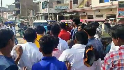 एक्सीडेंट के बाद टै्रक्टर चालक को भीड़ ने पीटा, देखें वीडियो