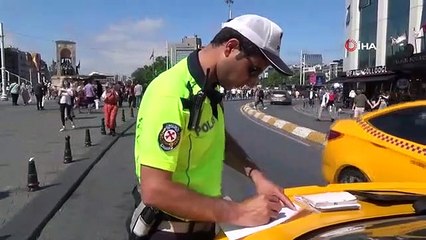 Le chauffeur de taxi, qui avait un mandat de perquisition, a été arrêté par la police lors du contrôle.