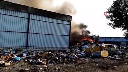 Geri dönüşüm tesisinde çıkan yangın paniğe neden oldu