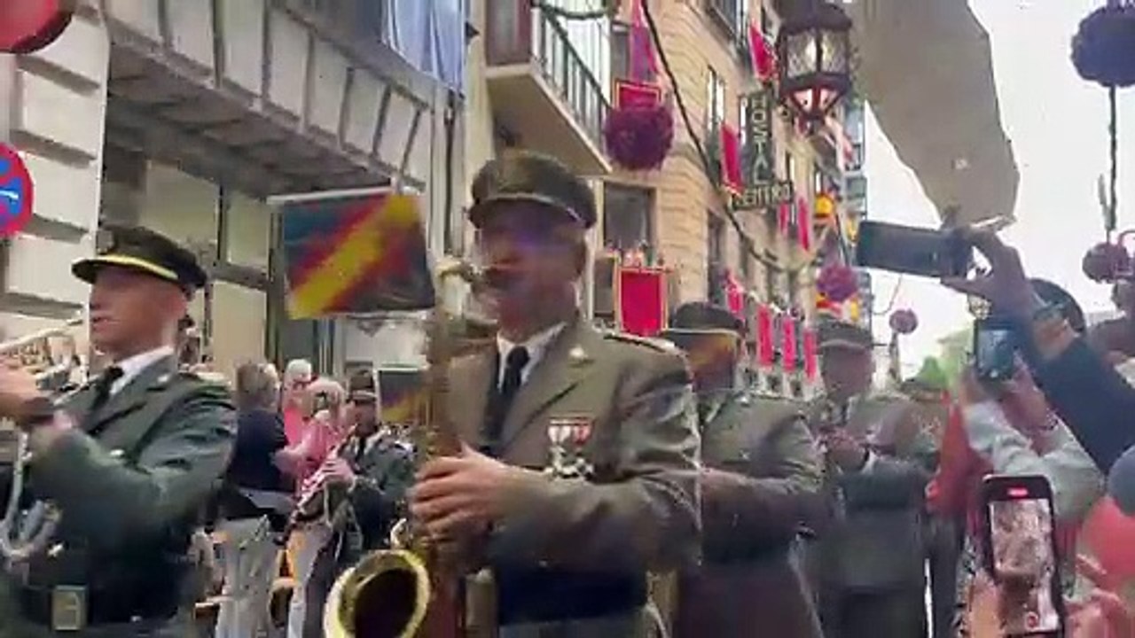Los militares se incorporan al recorrido procesiknal