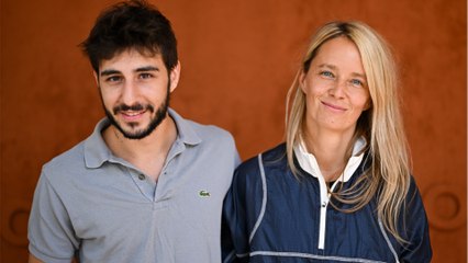 GALA VIDEO - PHOTO - Ben Attal fiancé : il pose avec sa future femme à Roland-Garros !