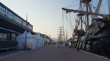 Cyclistes, joggeurs et promeneurs immortalisent les voiliers au petit matin