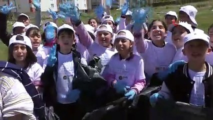 Öğrencilerden örnek çevre farkındalığı: Belediye başkanı ile birlikte çöp topladılar