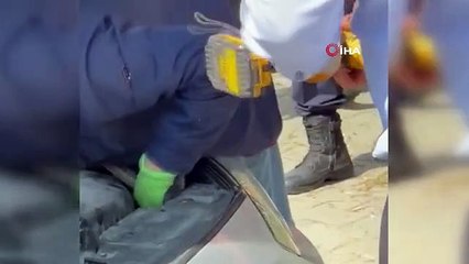 Otomobilin motoruna yılan girdi, itfaiye ekipleri uzun uğraşlar sonucu çıkardı