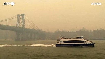 Il cielo di New York avvolto da una coltre arancione