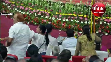 VIDEO: केजरीवाल के सामने लगे मोदी-मोदी के नारे, हाथ जोड़ दिल्ली CM ने कहा- 5 मिनट मेरी बात सुन लें