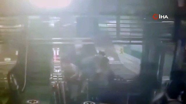 YÜRÜYEN MERDİVEN TERS YÖNE HAREKET ETTİ! 14 YARALI