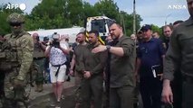 Ucraina, il presidente Zelensky visita la regione allagata di Kherson